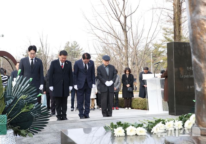 [안양=뉴시스] 제107주년 3·1절을 맞아 1일 최대호 경기 안양시장과 광복회 안양시지회 회원 및 관계자 50여명이 관내 동안구 갈산동 자유공원 내 보훈 광장을 찾아 애국지사 기념상에 참배하고 있다. (사진=안양시 제공) 2026.03.01. photo@newsis.com