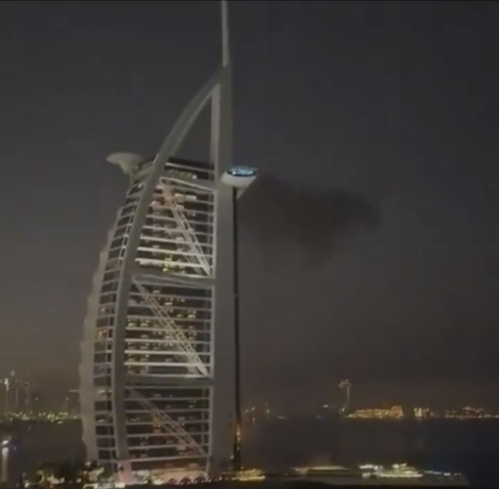"두바이 랜드마크 불길" 부르즈알아랍 화재…드론 파편 충돌 때문