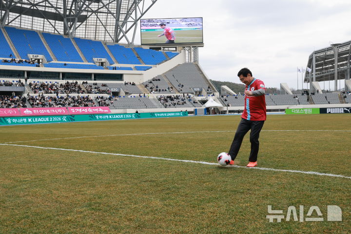 [용인=뉴시스] 시축하는 이상일 경기 용인시장. (사진=용인시 제공) 2026.03.01. photo@newsis.com 