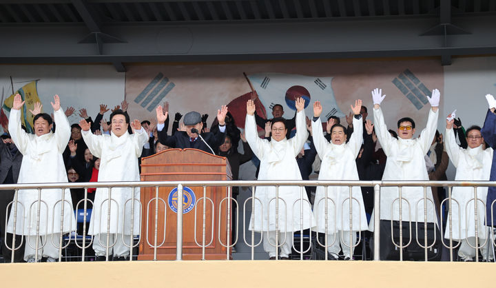 [창녕=뉴시스] 제65회 창녕 3·1민속문화제 참석자들이 개회식에서 대한독립만세를 외치고 있다. (사진=창녕군 제공) 2026.03.01. photo@newsis.com *재판매 및 DB 금지