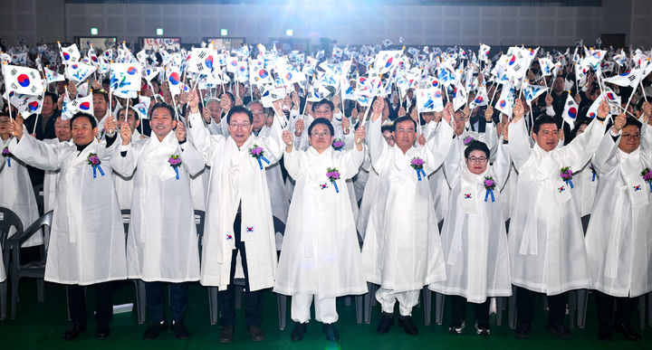 [구미=뉴시스} 1일 경북 구미복합스포츠센터에서 '제107주년 3·1절 기념식'에서 참석자들이 만세삼창을 하고 있다. (사진=경북도 제공) 2026.03.01. photo@newsis.com *재판매 및 DB 금지