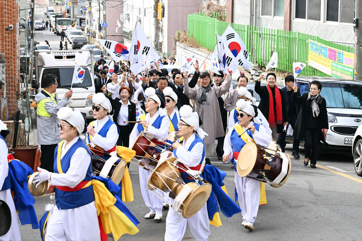 [안산=뉴시스] 이민근 경기 안산시장과 시민들이 안산초등학교에서 출발해 3·1운동기념탑까지 만세를 부르며 행진하고 있다. (사진=안산시 제공) 2026.03.01. photo@newsis.com *재판매 및 DB 금지