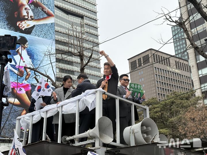 [서울=뉴시스]신유림=극우 유튜버 전한길이 1일 오후 서울 광화문 광장에서 열린 자유우파 4당연대 3·1절 대집회에 참석해 지지자들을 향해 인사하고 있다. 2025.03.01. spicy@newsis.com