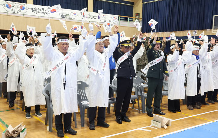 [정읍=뉴시스] 1일 제17주년 3·1절 기념행사가 열린 정읍 태인초등학교 강당, 이학수 전북 정읍시장(앞 왼쪽 첫번째)과 박일 시의장(앞 왼쪽 두번째) 등 참석자들이 만세삼창을 외치고 있다. (사진=정읍시 제공) 2026.03.01. photo@newsis.com *재판매 및 DB 금지