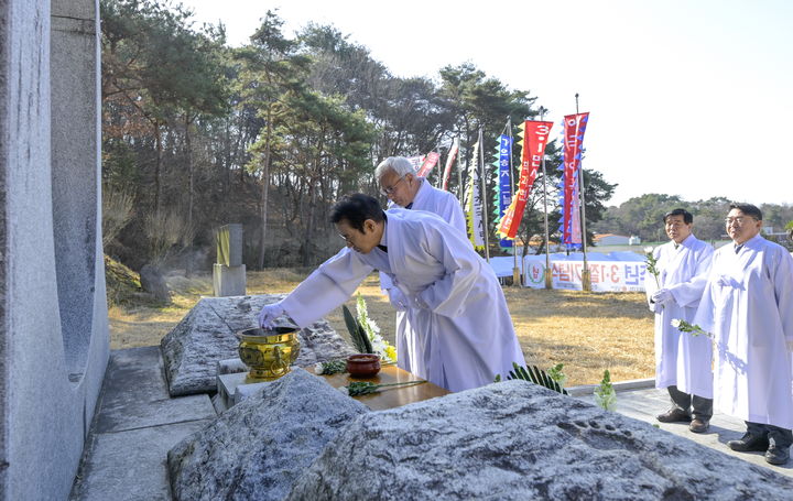 [남원=뉴시스] 1일 제17주년 3·1절 기념행사가 열린 덕과면 동해골 3·1절 기념탑, 최경식 전북 남원시장이 헌화·분향을 하고 있다. (사진=남원시 제공) 2026.03.01. photo@newsis.com *재판매 및 DB 금지