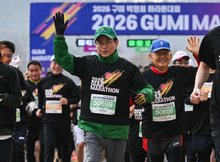 [구미=뉴시스] 이철우 경북도지사가 1일 '구미 박정희 마라톤 대회'에 참가해 5㎞ 구간을 달리고 있다. (사진=경북도 제공) 2026.03.01. photo@newsis.com *재판매 및 DB 금지