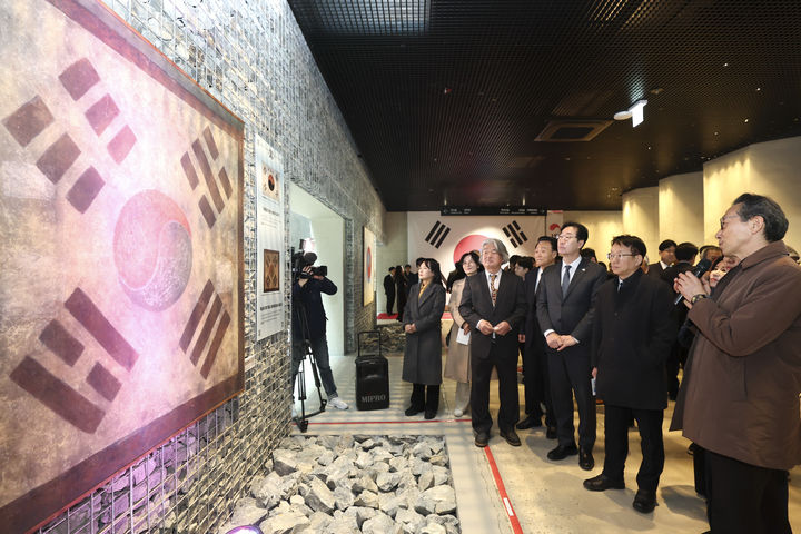 [화성=뉴시스] 정명근 경기 화성시장(오른쪽 세번째)과 더불어민주당 권칠승 의원(오른쪽 두번째)이 화성시독립운동기념관에서 제107주년 3·1절 기념식을 마치고 틈새전시 '태극기전'을 둘러보고 있다. (사진=화성시 제공) 2026.03.01. photo@newsis.com *재판매 및 DB 금지