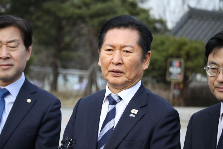 [천안=뉴시스] 최영민 기자 = 더불어민주당 정청래 대표가 1일 충남 천안시 유관순 사적지 참배를 마친 후 백브리핑에 임하고 있다. 2026.03.01. ymchoi@newsis.com *재판매 및 DB 금지