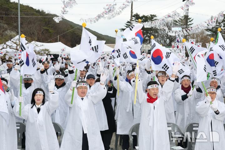 [포항=뉴시스] 경북 포항시 북구 송라면 대전리에서 열린 '제107주년 3·1 운동 기념식'에서 대한독립만세 함성이 뜨겁게 울려 퍼졌다. (사진=포항시 제공) 2026.03.01. photo@newsis.com
