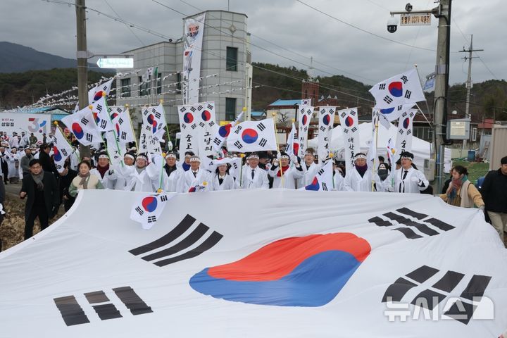 [포항=뉴시스] 경북 포항시 북구 송라면 대전리에서 열린 '제107주년 3·1 운동 기념식'에서 대한독립만세 함성이 뜨겁게 울려 퍼졌다. (사진=포항시 제공) 2026.03.01. photo@newsis.com