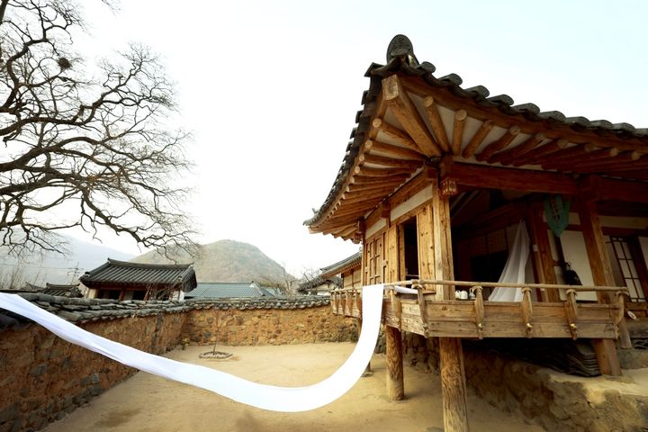 [밀양=뉴시스] 단장마을 허씨고가 사랑채의 마루 목련 오브제. (사진=밀양시 제공) 2026.03.01. photo@newsis.com *재판매 및 DB 금지