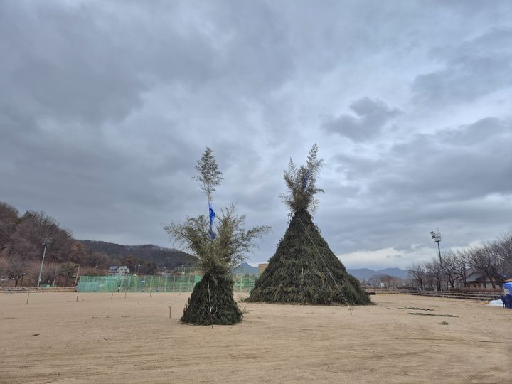 [밀양=뉴시스] 무안면 달집태우기 행사장 준비 현장. (사진=밀양시 제공) 2026.03.01. photo@newsis.com *재판매 및 DB 금지