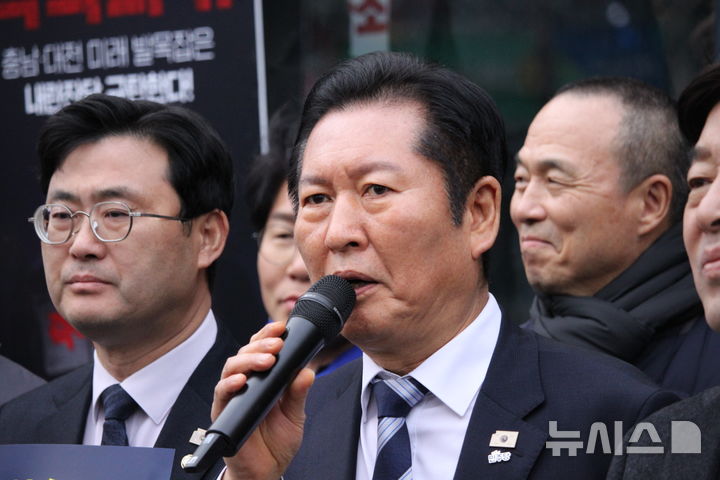 [천안=뉴시스] 최영민 기자 = 정청래 더불어민주당 대표가 1일 오후 충남 천안시 신부동 신세계백화점 앞에서 열린 '충남대전 미래말살 매향5적 규탄대회'에 참석해 규탄 발언을 하고 있다. 2026.03.01 ymchoi@newsis.com