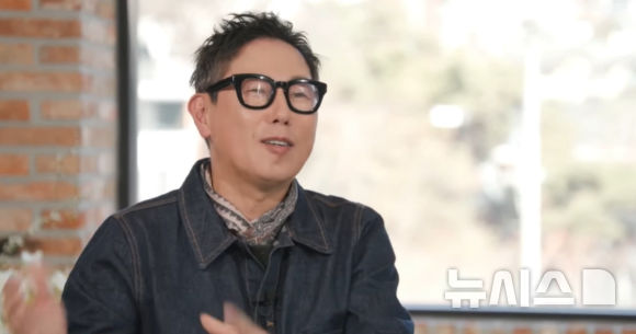 [서울=뉴시스] 가수 윤종신이 영화 '왕과 사는 남자'를 연출한 장항준 감독을 향해 일침을 가했다. (사진 = tvN '유 퀴즈 온 더 블럭' 인스타그램 캡처) 2026.03.01. photo@newsis *재판매 및 DB 금지