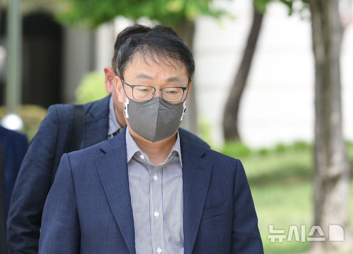[서울=뉴시스] 대법원이 지난 2014년~2017년 사이 KT의 '정치인 쪼개기 후원' 사건과 관련해 황창규, 구현모 전 대표의 손해배상 책임을 인정했다. 사진은 지난 2023년 5월 17일 '쪼개기 후원' 관련 정치자금법 위반 혐의로 기소된 구 전 KT 대표가 서울 서초구 서울중앙지방법원에서 결심공판을 마치고 이동하는 모습. (사진=뉴시스 DB). 2026.03.02. photo@newsis.com