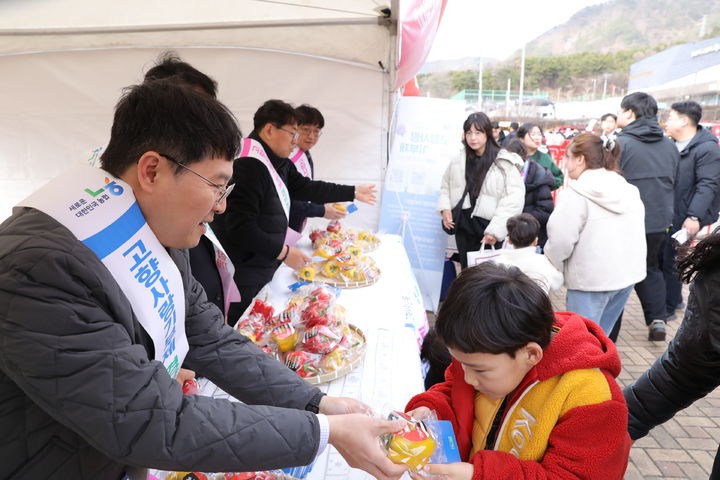 [창원=뉴시스]NH농협은행 경남본부, 경남FC 홈개막전서 홍보 활동. (사진=경남농협 제공) 2026.03.01.photo@newsis.com *재판매 및 DB 금지