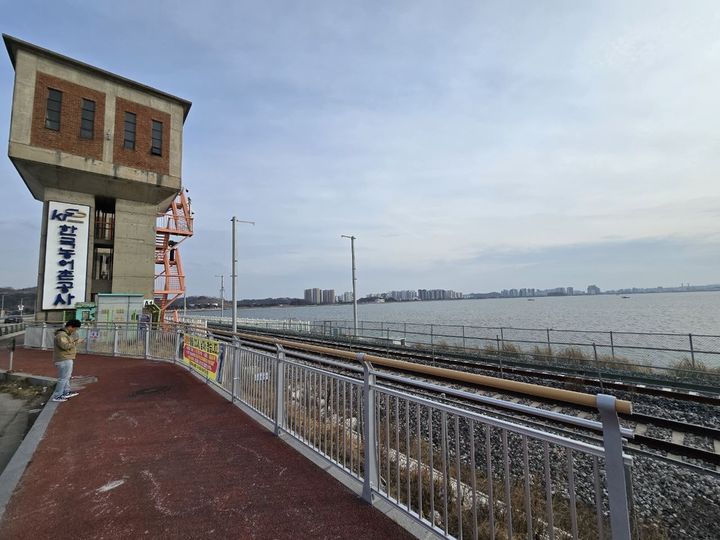 군산 금강하굿둑 수문 해상서 20대남성 숨진채 발견