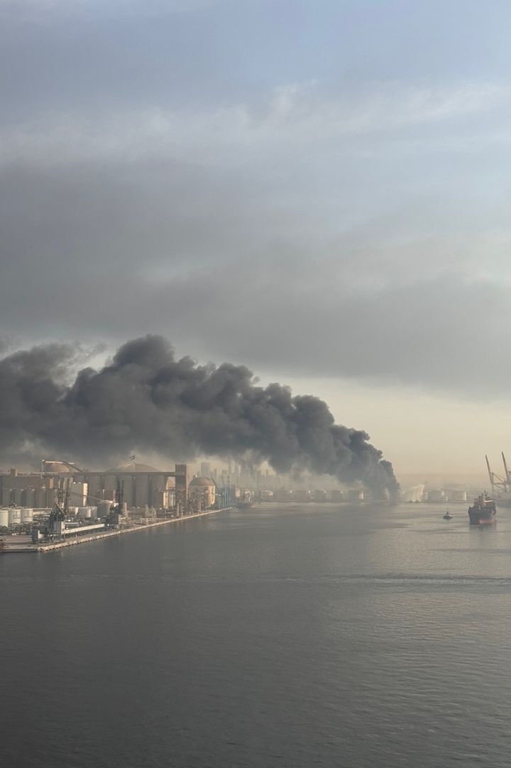[부산=뉴시스] 호르무즈 인접 항구에서 우리 선원들이 직접 촬영한 공습 모습. (사진=선원노련 제공) 2026.03.01. photo@newsis.com&nbsp; *재판매 및 DB 금지