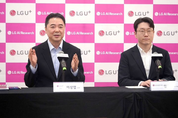 [바르셀로나(스페인)=뉴시스]LG유플러스와 LG AI연구원이 1일 오전(현지시간) 모바일월드콩그레스(MWC) 2026 행사가 열리는 스페인 바르셀로나의 인사이드 바이 멜리야 바르셀로나 아폴로 호텔에서 진행된 기자간담회서 기자 간담회를 열었다. 사진은 이상엽 LG유플러스 CTO(최고기술책임자, 왼쪽)와 임우형 LG AI연구원장. (사진=LGU+ 제공) *재판매 및 DB 금지