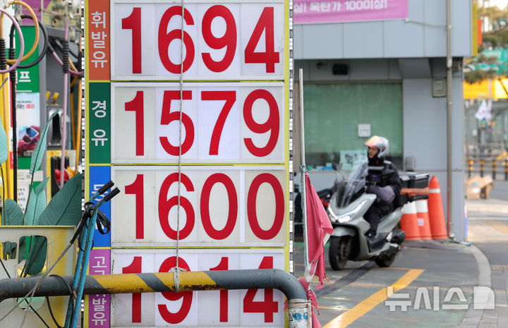 [서울=뉴시스] 홍효식 갖 = 미국과 이스라엘의 이란 공습으로 이란 최고지도자인 아야톨라 세예드 알리 하메네이가 사망했다는 공식 보도가 이어지면서 국제 유가가 급등할 가능성이 제기된 1일 서울 시내 한 주유소에 유가 정보가 표시돼 있다.국내 주유소 휘발유와 경유 가격은 2주 연속 동반 상승했다. 한국석유공사 유가정보시스템 오피넷에 따르면 2월 넷째 주(22∼26일) 전국 주유소 휘발유 평균 판매가는 전주 대비 리터 당 3.0원 오른 1,691.3원, 경유는 전주 대비 6.5원 상승한 1,594.1원으로 나타났다. 2026.03.01. yesphoto@newsis.com