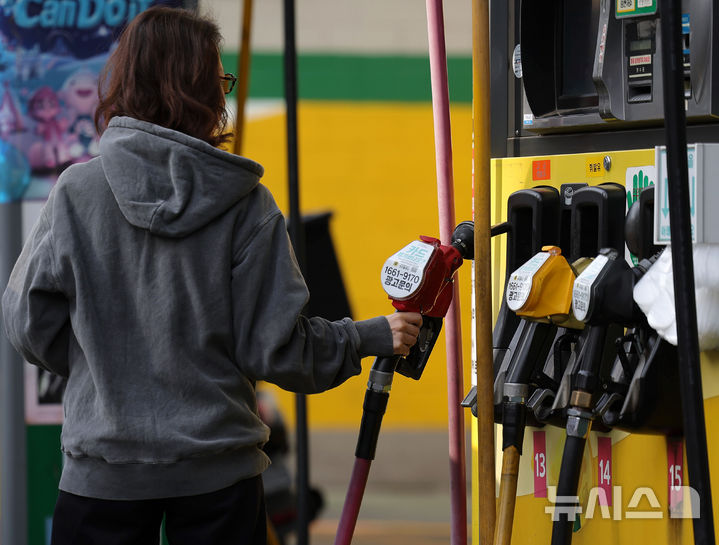 [서울=뉴시스] 홍효식 갖 = 미국과 이스라엘의 이란 공습으로 이란 최고지도자인 아야톨라 세예드 알리 하메네이가 사망했다는 공식 보도가 이어지면서 국제 유가가 급등할 가능성이 제기된 1일 서울 시내 주유소에서 한 시민이 주유기를 들고 있다. 국내 주유소 휘발유와 경유 가격은 2주 연속 동반 상승했다. 한국석유공사 유가정보시스템 오피넷에 따르면 2월 넷째 주(22∼26일) 전국 주유소 휘발유 평균 판매가는 전주 대비 리터 당 3.0원 오른 1,691.3원, 경유는 전주 대비 6.5원 상승한 1,594.1원으로 나타났다. 2026.03.01. yesphoto@newsis.com