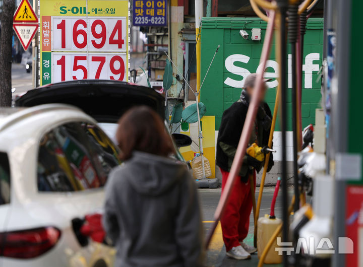 [서울=뉴시스] 홍효식 갖 = 미국과 이스라엘의 이란 공습으로 이란 최고지도자인 아야톨라 세예드 알리 하메네이가 사망했다는 공식 보도가 이어지면서 국제 유가가 급등할 가능성이 제기된 1일 서울 시내 한 주유소에 유가 정보가 표시돼 있다.국내 주유소 휘발유와 경유 가격은 2주 연속 동반 상승했다. 한국석유공사 유가정보시스템 오피넷에 따르면 2월 넷째 주(22∼26일) 전국 주유소 휘발유 평균 판매가는 전주 대비 리터 당 3.0원 오른 1,691.3원, 경유는 전주 대비 6.5원 상승한 1,594.1원으로 나타났다. 2026.03.01. yesphoto@newsis.com