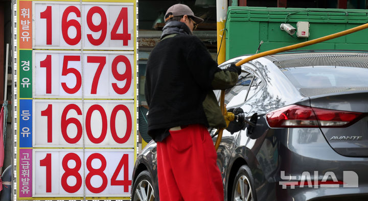 [서울=뉴시스] 홍효식 갖 = 미국과 이스라엘의 이란 공습으로 이란 최고지도자인 아야톨라 세예드 알리 하메네이가 사망했다는 공식 보도가 이어지면서 국제 유가가 급등할 가능성이 제기된 1일 서울 시내 한 주유소에 유가 정보가 표시돼 있다.국내 주유소 휘발유와 경유 가격은 2주 연속 동반 상승했다. 한국석유공사 유가정보시스템 오피넷에 따르면 2월 넷째 주(22∼26일) 전국 주유소 휘발유 평균 판매가는 전주 대비 리터 당 3.0원 오른 1,691.3원, 경유는 전주 대비 6.5원 상승한 1,594.1원으로 나타났다. 2026.03.01. yesphoto@newsis.com