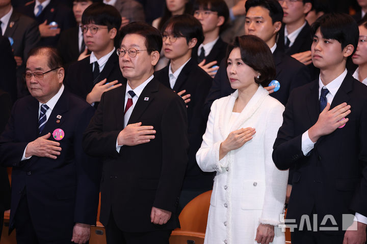 [서울=뉴시스] 최동준 기자 = 이재명 대통령과 김혜경 여사가 1일 서울 강남구 코엑스에서 열린 제107주년 3·1절 기념식에서 참석자들과 국민의례를 하고 있다. (청와대통신사진기자단) 2026.03.01. photocdj@newsis.com