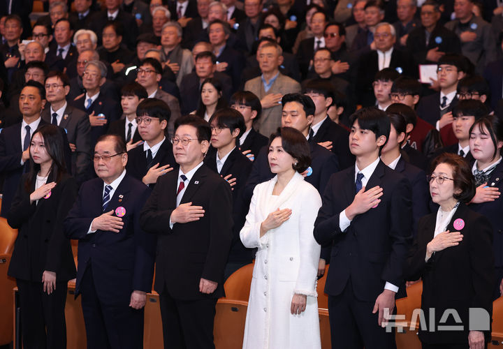 [서울=뉴시스] 최동준 기자 = 이재명 대통령과 김혜경 여사가 1일 서울 강남구 코엑스에서 열린 제107주년 3·1절 기념식에서 참석자들과 국민의례를 하고 있다. (청와대통신사진기자단) 2026.03.01. photocdj@newsis.com
