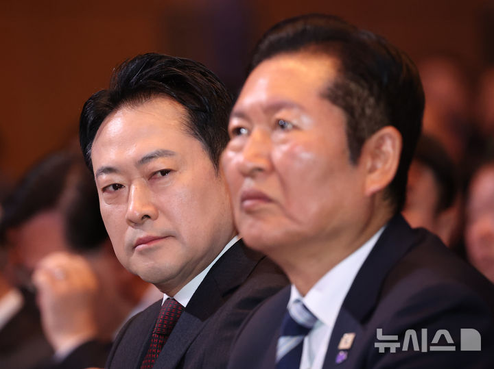 [서울=뉴시스] 최동준 기자 = 장동혁 국민의힘 대표가 1일 서울 강남구 코엑스에서 열린 제107주년 3·1절 기념식에서 정청래 더불어민주당 대표를 바라보고 있다. (청와대통신사진기자단) 2026.03.01. photocdj@newsis.com