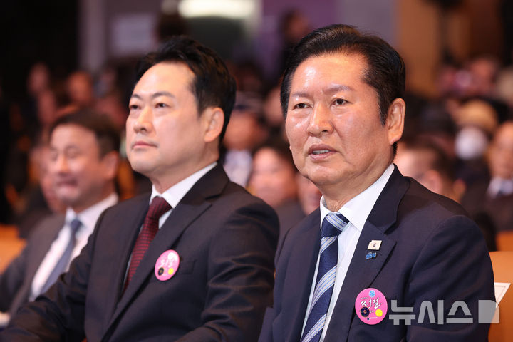 [서울=뉴시스] 최동준 기자 = 정청래 더불어민주당 대표와 장동혁 국민의힘 대표가 지난 3월 1일 서울 강남구 코엑스에서 열린 제107주년 3·1절 기념식에 참석해 자리하고 있다. (청와대통신사진기자단) 2026.03.01. photocdj@newsis.com