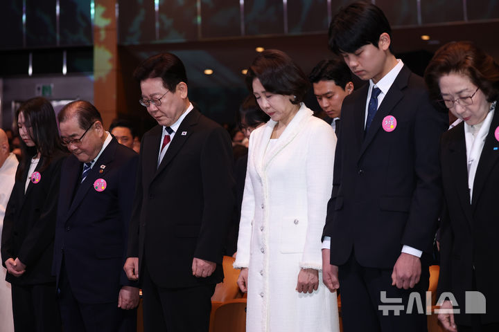 [서울=뉴시스] 최동준 기자 = 이재명 대통령과 김혜경 여사가 1일 서울 강남구 코엑스에서 열린 제107주년 3·1절 기념식에서 참석자들과 묵념하고 있다. (청와대통신사진기자단) 2026.03.01. photocdj@newsis.com