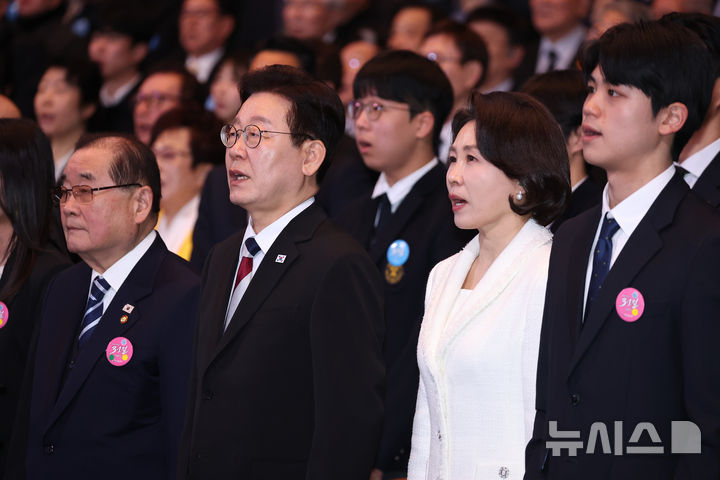 [서울=뉴시스] 최동준 기자 = 이재명 대통령과 김혜경 여사가 1일 서울 강남구 코엑스에서 열린 제107주년 3·1절 기념식에서 참석자들과 애국가를 부르고 있다. (청와대통신사진기자단) 2026.03.01. photocdj@newsis.com