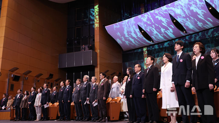 [서울=뉴시스] 최동준 기자 = 이재명 대통령과 김혜경 여사가 1일 서울 강남구 코엑스에서 열린 제107주년 3·1절 기념식에서 참석자들과 애국가를 부르고 있다. (청와대통신사진기자단) 2026.03.01. photocdj@newsis.com