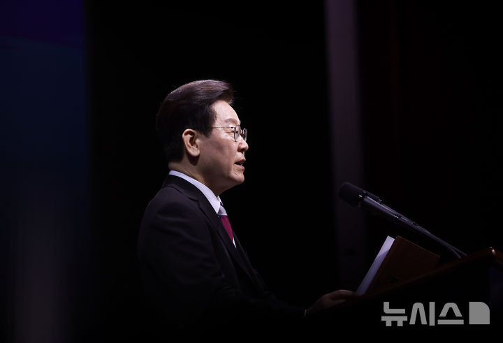 [서울=뉴시스] 최동준 기자 = 이재명 대통령이 1일 서울 강남구 코엑스에서 열린 제107주년 3·1절 기념식에서 기념사를 하고 있다. (청와대통신사진기자단) 2026.03.01. photocdj@newsis.com