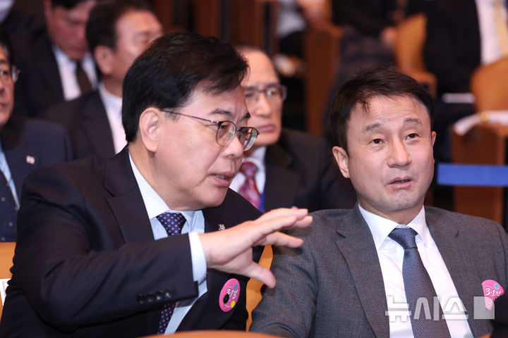 [서울=뉴시스] 최동준 기자 = 한병도(오른쪽) 더불어민주당 원내대표와 송언석 국민의힘 원내대표가 1일 서울 강남구 코엑스에서 열린 제107주년 3·1절 기념식에서 대화를 나누고 있다. (청와대통신사진기자단) 2026.03.01. photocdj@newsis.com