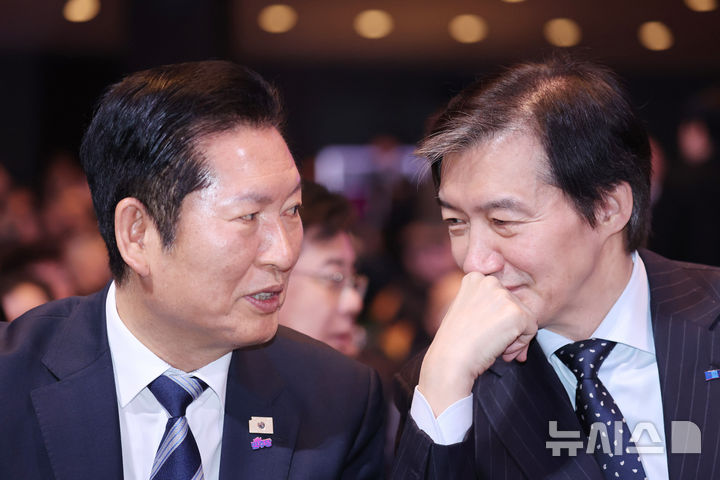 [서울=뉴시스] 최동준 기자 = 정청래 더불어민주당 대표와 조국 조국혁신당 대표가 1일 서울 강남구 코엑스에서 열린 제107주년 3·1절 기념식에서 대화하고 하고 있다. (청와대통신사진기자단) 2026.03.01. photocdj@newsis.com