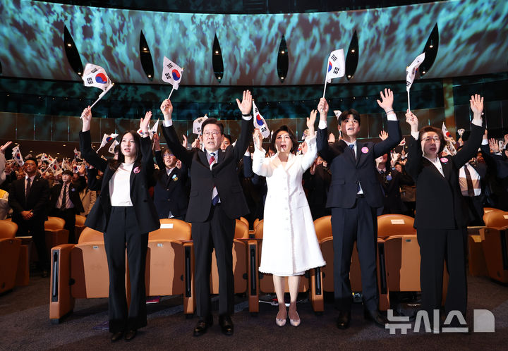 [서울=뉴시스] 최동준 기자 = 이재명 대통령과 김혜경 여사가 1일 서울 강남구 코엑스에서 열린 제107주년 3·1절 기념식에서 참석자들과 만세 삼창을 하고 있다. (청와대통신사진기자단) 2026.03.01. photocdj@newsis.com