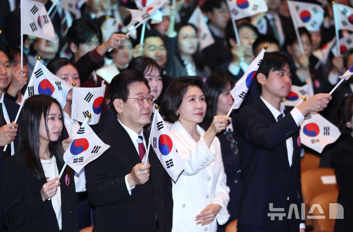 [서울=뉴시스] 최동준 기자 = 이재명 대통령과 김혜경 여사가 1일 서울 강남구 코엑스에서 열린 제107주년 3·1절 기념식에서 참석자들과 3·1절 노래를 제창하고 있다. (청와대통신사진기자단) 2026.03.01. photocdj@newsis.com