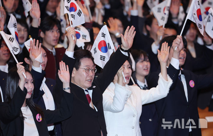 [서울=뉴시스] 최동준 기자 = 이재명 대통령과 김혜경 여사가 1일 서울 강남구 코엑스에서 열린 제107주년 3·1절 기념식에서 참석자들과 만세 삼창을 하고 있다. (청와대통신사진기자단) 2026.03.01. photocdj@newsis.com