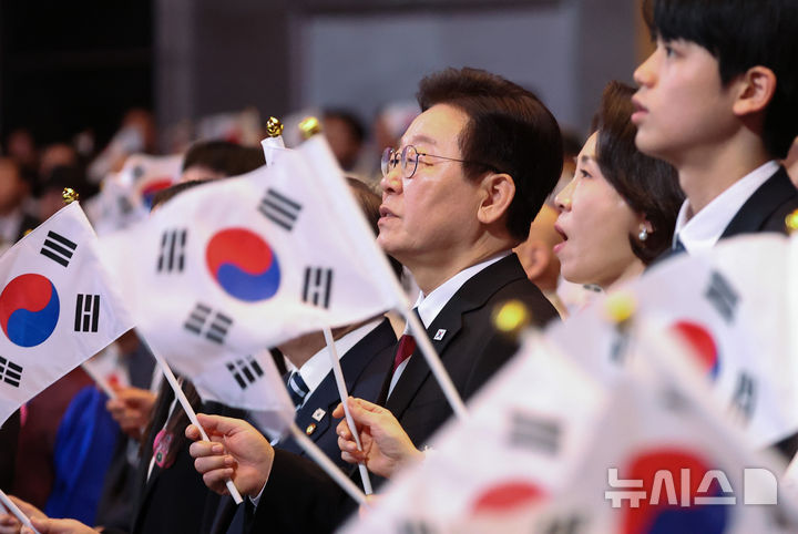 [서울=뉴시스] 최동준 기자 = 이재명 대통령과 김혜경 여사가 1일 서울 강남구 코엑스에서 열린 제107주년 3·1절 기념식에서 참석자들과 3·1절 노래를 제창하고 있다. (청와대통신사진기자단) 2026.03.01. photocdj@newsis.com
