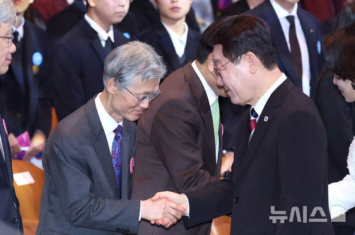 [서울=뉴시스] 최동준 기자 = 이재명 대통령이 1일 서울 강남구 코엑스에서 열린 제107주년 3·1절 기념식에서 이동하며 조희대 대법원장과 악수하고 있다. (청와대통신사진기자단) 2026.03.01. photocdj@newsis.com