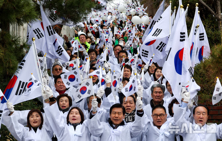 [대구=뉴시스] 이무열 기자 = 1일 대구 중구 청라언덕에서 열린 제107주년 3.1절 기념 만세운동 재현행사에 참가한 시민들이 3.1만세운동길에서 대한독립만세를 외치고 있다. 2026.03.01. lmy@newsis.com