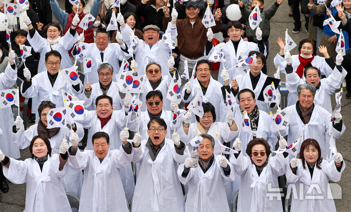 [대구=뉴시스] 이무열 기자 = 1일 대구 중구 청라언덕에서 열린 제107주년 3·1절 기념 만세운동 재현행사에 참여한 1000여 명의 시민들이 만세삼창을 하고 있다. 2026.03.01. lmy@newsis.com