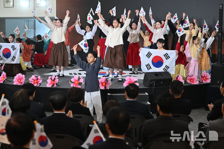 [광주=뉴시스] 이영주 기자 = 1일 오전 광주 서구 광주시청에서 열린 제107주년 3·1절 기념식에서 순천시립소년소녀합창단의 공연이 펼쳐지고 있다. 2026.03.01. leeyj2578@newsis.com
