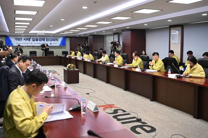 [서울=뉴시스] 김근수 기자 = 문신학 산업통상부 차관이 1일 서울 종로구 한국무역보험공사 대회의실에서 열린 ‘이란 사태’ 실물경제 점검회의에서 발언하고 있다. (사진= 산업통상부 제공) 2026.03.01. photo@newsis.com *재판매 및 DB 금지