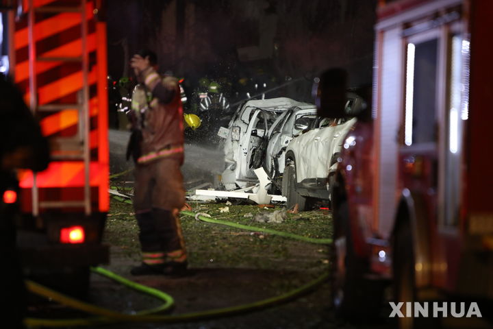 [텔아비브=신화/뉴시스] 1일(현지 시간) 이스라엘 텔아비브에서 구조대가 이란의 미사일 공격을 받은 현장을 수색하고 있다. 미국과 이스라엘이 지난달 28일 이란에 대해 '에픽 퓨리' 작전을 펼쳐 이란 최고지도자 아야톨라 알리 하메네이가 사망했다. 2026.03.01.