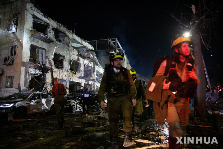 [텔아비브=신화/뉴시스] 1일(현지 시간) 이스라엘 텔아비브에서 구조대가 이란의 미사일 공격을 받은 현장을 수색하고 있다. 사진은 기사와 직접적 관련 없음. 2026.03.01.