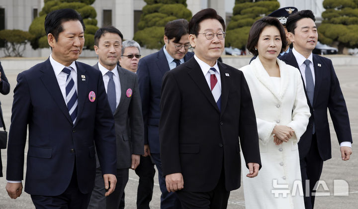 [성남=뉴시스] 최동준 기자 = 싱가포르와 필리핀을 국빈 방문하는 이재명 대통령과 김혜경 여사가 1일 경기 성남 서울공항에서 공군 1호기로 향하고 있다. 2026.03.01. photocdj@newsis.com