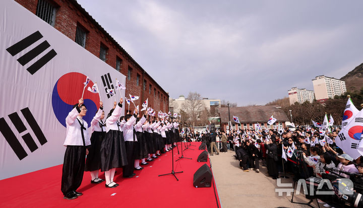 [서울=뉴시스] 이영환 기자 = 1일 오전 서울 서대문구 서대문형무소역사관에서 열린 제107주년 3·1절 기념 '1919 서대문, 그날의 함성' 행사에서 역사어린이합창단이 공연을 하고 있다. 2026.03.01. 20hwan@newsis.com